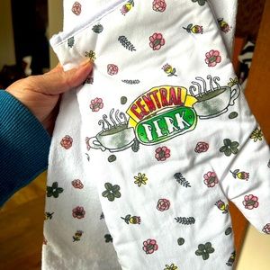 Friends 🖤☕️ Central Perk ❤️ Themed Dish Towels ❤️and Oven Mitt Set ☕️- NWT 💛